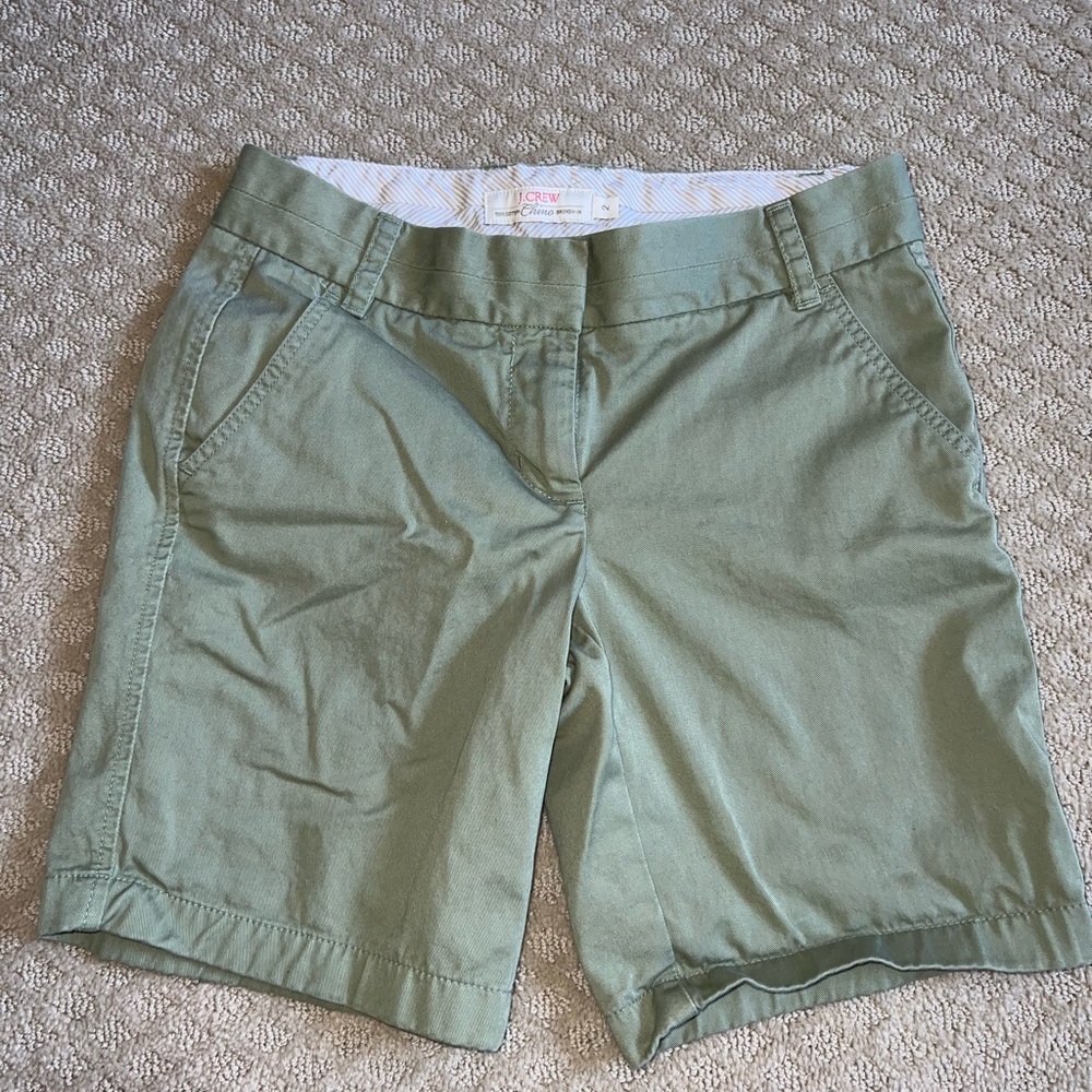 Size 2 jcrew chino shorts in green. Loose fitting. Ask any questions below!